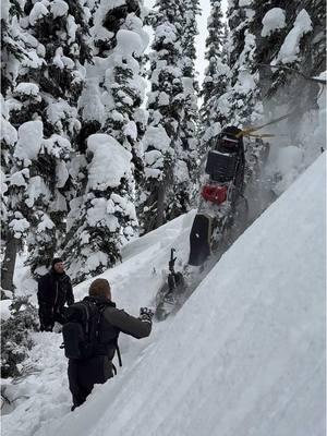 That’s one way to get a sled unstuck 🤣⁣ ⁣ #offacliff #snowmobilefails #seeleylake #fyp #sledsend 