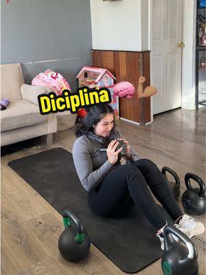 Que no te desanime el espejo si aún no ves lo que soñabas 💭. El cambio toma tiempo ⏳, pero cada entrenamiento 🏋️‍♀️, cada gota de esfuerzo 💦, te acerca a tu meta 🎯. La disciplina es la clave 🔑, no te rindas ahora—los resultados están en camino 💪🔥 #creatorsearchinsights #GymTok #gymmotivation #motivaciongym #motivacionfitness #diciplina 