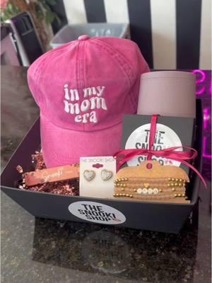 Build the perfect Valentine’s Day basket for your mawma online or in stores!💋💖 #thesnookishop #ValentinesDay #vdaybasket 