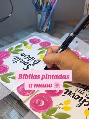 Biblia pintadas a mano disponibles en la tienda en línea. Puede ordenar enviando un WhatsApp al 252-740-4009. Envíos a Estados Unidos y Puerto Rico solamente. 🌸🌸🌸 #untecitocondios #reinavalera1960 #todoparatubiblia #bibliaspersonalizadasusa #bibliaspintadasamano #bibliadeapuntes #danielaalcerro 