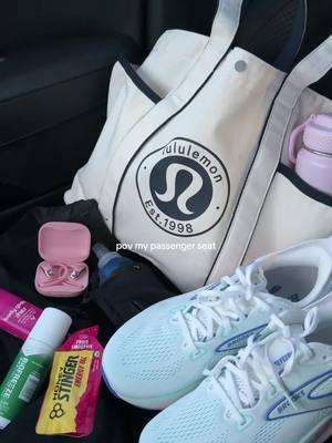 running essentials🏃🏽‍♀️🎧 #runnergirl #runtok #runnerthings #girlrunner #honeystinger #runningessentials #runneressentials #passangerseat #girlythings #runningera #runners #runnertok 