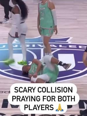 Rhyne Howard and Alyssa Thomas collided with each other. Hopefully they’re both ok 🙏 #alyssathomas #rhynehoward #unrivaledbasketball #unrivaled 