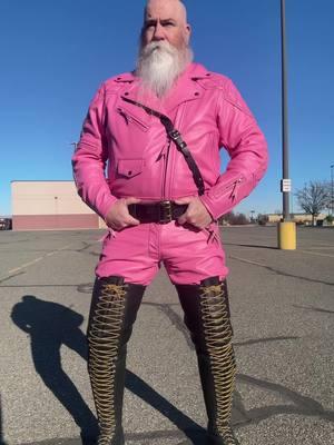 I mean…. #ifeelpretty #realmenwearpink #pinkleather #pinkleatherjacket #weekendmood #lifestooshort #unicornofdoom 