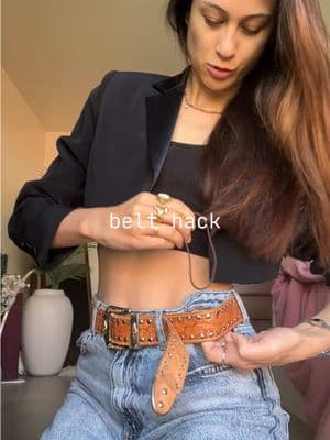 here’s a simple hack if you have an annoying floppy belt situation. Quick and easy using a stretched out hair band! #hack #LifeHack #belt #hairband