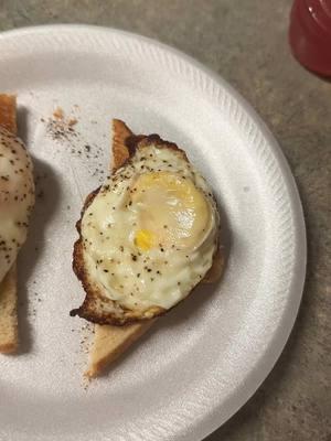 Trying to master the art of cooking eggs for breakfast… with just a little bit of struggle 😂🍳 Watch me go from beginner to breakfast pro (hopefully)! #eggs #breakfastvibe #cookingfailorwin #morningmood #Foodie 