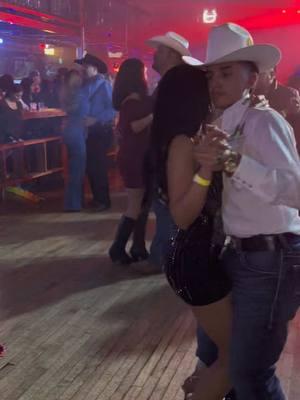 “Cómo hacer para olvidar tus besos” 🔥 - - - #bailes #🔥🕺🏻 #bailestiktok #norteñas #baileschingones #bailevip #pericosdelarroyo @Damian Gurrusquieta 🤴🏽 @Los Pericos del Arroyo 