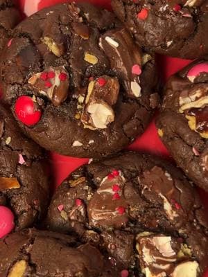 Brown Butter Double Chocolate Valentine’s Day Crack Cookies 🍫🍪💘 Full recipe is written in the video! #cookies #cookierecipe #chocolatecookies #doublechocolatecookies #browniecookies #loadedcookies #valentinesdaybaking #easy #creatorsearchinsights 