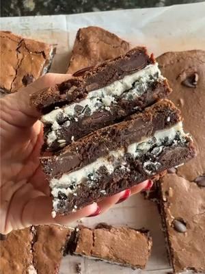 cookies and cream stuffed brownies 🤤🤤🤤 literally so easy to make, you could eve used a boxed mix but my recipe is simple and it makes extra fudgy brownies! Recipe linked in my profile! #cookiesandcups #Recipe #baking #brownies #cookiesandcream #gameday 