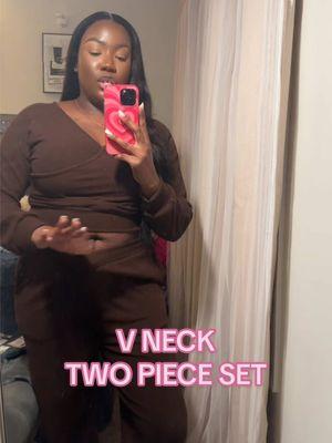 The stretch is crazy! I’ll never turn down a @YOZY two piece set. #yozy #twopieceset #vneck #womensfashion #pantsset #tiktokshoploveatfirstfind #tiktokshopjumpstart 