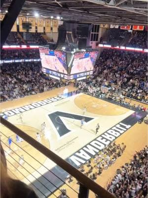 our biggest audience yet😆 @katiberez #vanderbilt #vandybasketball #sec #basketball #secbasketball #studentalthete 