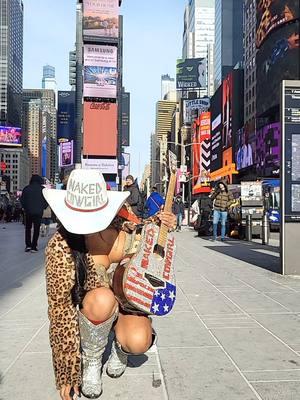 es mi dia de suerte 😀😃 #nakedcowgirl #timessquarenyc #vaquerita #timessquare #money #streetperformer #luckycharm 