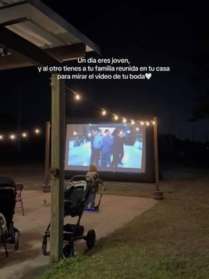 Un dia eres joven, y al otro tienes a tu familia reunida en tu casa para mirar el video de tu boda🤍 #boda #familia #mexicana #mexico #reunion #familiar #wedding 