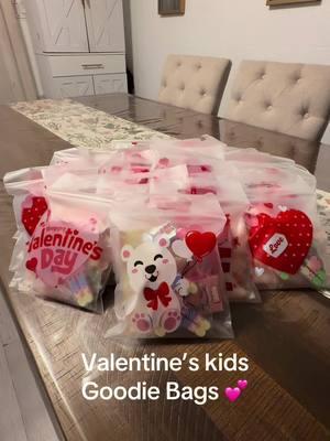 Valentine’s goodie bags 😍 #goodiebags #valentines #valentine #valentinesgoodiebags #momtok #kidsgoodiebags #DIY #treatbags #vday #MomsofTikTok #parati 