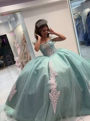 Nos especializamos en vestidos de Quinceañera nuestros vestidos son fabricados con mucho amor. Solo hacemos envíos a Estados Unidos. Si tienes más información en cómo ordenar un vestido enviamos un mensaje  o márcanos al (602)4752321 #quinceañera #k#sweet16party #sweet16photoshoot😘😍😍😘 #moda #vestido #CelebrandoConEstilo #EstiloQuinceañera #diseñadora #mexican #QuinceañeraFashion #EstiloUnico #ModaQuinceañera #vestidodegala #modista #VestidoDeEnsueño #vestidospectacular #QuinceañeraElegante #mexico🇲🇽 