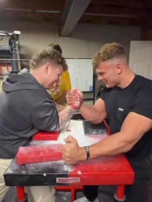 Arm wrestling @Jon #gym #fyp #armwrestler #motivation #arnoldclassic #share #powerbuilder #fypシ゚viral #fitness #bodybuilder #duet 