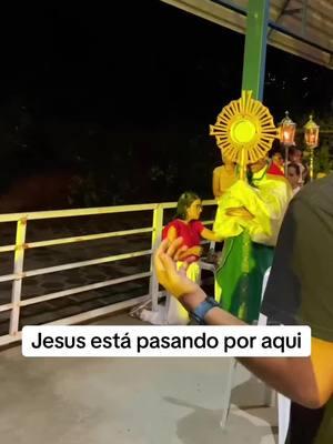 Jesus está pasando por aqui #iglesiacatolica #catolicotiktok #catholictiktok #familiacatolica 