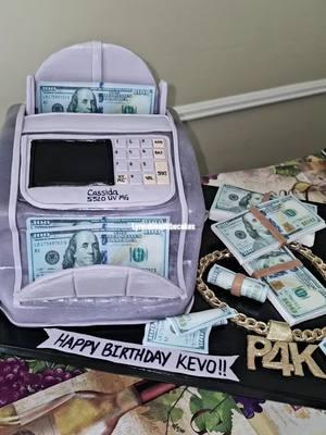 Money Counting Machine Cake; Instagram- Lynnsblessitbecakes #LynnsBlessItBeCakes #CustomCakes #HoustonCakes #HoustonTx #BirthdayCakes #3dCakes #MoneyCake #Money #fyp #ForYou #foryourpage #Stacks #Bandz #Racks 