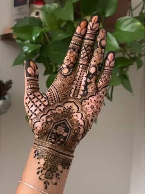 What do you think of the full design??  #henna #bridalhenna #hennavideo #oddlysatisfying 