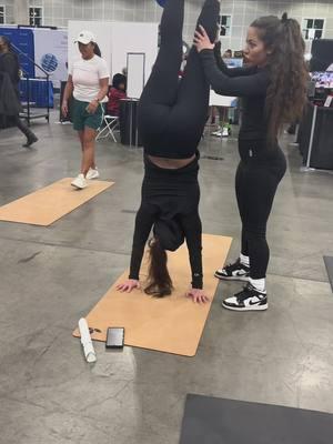 Fit Expo Day 1 ✔️ #courtneysanderson #itscourtney #imbulky #thefitexpo #acrobat #gymnastics #handstand #fitness #calisthenics #weightlifting @FitExpo: A Fitness Experience 