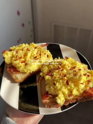 I really wished I had an avocado bc that would have made this 10x better. But it was still delicious😮‍💨🍳✨ #eggs #cottagecheeseeggs #eggrecipes #toastrecipes #eggtoast #FoodTok #Foodie #foodtiktok #foryoupage 