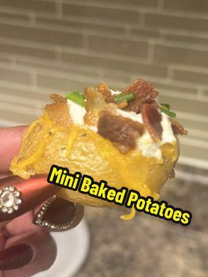 Mini baked potatoes 😍 Perfect for any party, event, or game day! #minibakedpotatoes #potatoes #minifood #bakedpotato #gameday #foryoupage ##foodtiktok #foodies #potatolover #foodiesoftiktok 