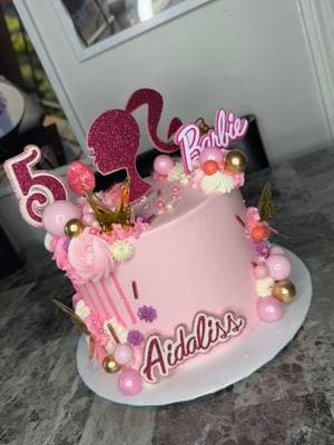 Barbie 🎂 #cafebelly #barbiecake #cakedecorating #cakeartist #cricut 