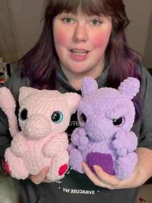 Psychic Buddies pattern is out now! 💙🥰 #crochetmew #crochetmewtwo #crochetpokemon #mew #mewtwo #pokemonamigurumi #kawaiicrochet #bardictrinkets 