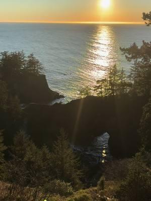 Sunset at natural bridges on the southern Oregon coast #pnw #nature #oregon #oregoncoast #naturalbridges #sunset #samuelhboardman 