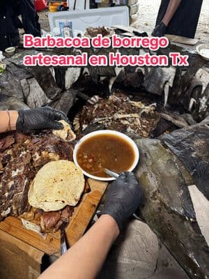 DOMINGO DEL SEÑOR DE LA BARBACOA!  Auténtica barbacoa de borrego en pozo con pencas de maguey, tortillas hechas a mano y su consomé! #houston #houstontx #barbacoadeborrego #mexicanfood #barbacoa #bbq #bbqfood 