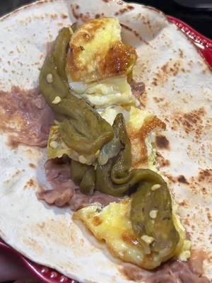 Simple but delicious #breakfast #ojinaga🇲🇽  #almuerzo #tortillasamano  #frijolesrefritos #mantecadepuerco #tortadehuevo #chilechilacaaochoochenta #chihuahuastiktok 