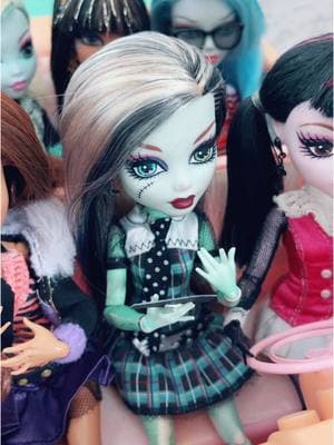 Not a baby just short, and a thousand years old. 😅 #frankiestein #draculaura #clawdeenwolf #lagoonablue #cleodenile #ghouliayelps #monsterhigh #monsterhighdolls #everafterhigh #everafterhighdolls #everaftermonsters #dolltok #dollseries 