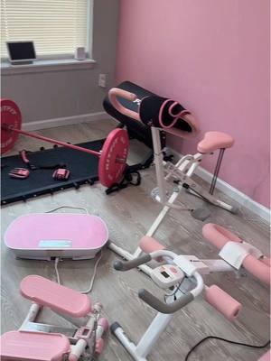 At home gym equipment! Pink gym vibes! #pinkgym #pinkgymoutfit #gymathome #athomegym #squatmachine #merachvibrationplate 