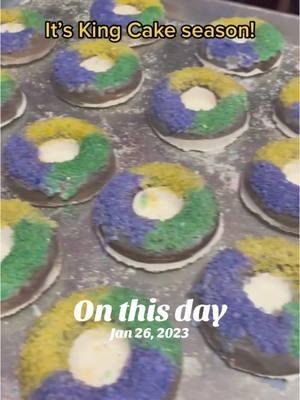 #onthisday Time to bring back our beloved King Cake scent! It’s a blend of fresh baked bread, sweet bourbon cream and cinnamon. 😋 It’ll leave you saying “C’est bon!” #kingcake #kingcakeseason #kingcakebaby #neworleans #nolafoodie 