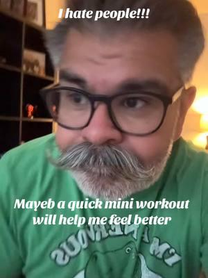 What the heck is going on with my facial expressions?? 🤦🏻‍♂️ #ihatepeople #miniworkout #workingoutathome did make me feel a bit better 😉