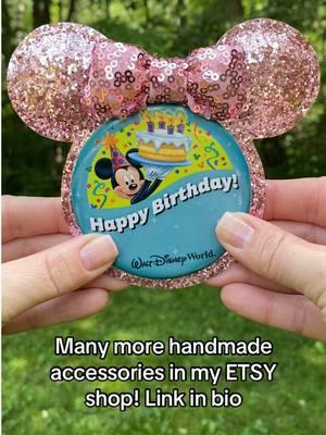 Be pretty in pink with this glitter Minnie BUTTON ACCESSORY! Many more colors available. (Button is complimentary at Disney parks/resorts.) 🎀🎀🎀🎀🎀 #waltdisneyworld #disneyland #disneytok #disneybutton #disneypin #disneybirthdaytrip #disneybirthday #disneyaccessories #minniemouse 