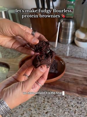 We have arrived— the meal plan is coming to a close & of course we can’t end it without dessert! These fudgy flourless brownies are made with banana and peanut butter and extra protein to leave you satiated. They’re absolutely unreal! This recipe is part of my FREE $85 budget meal plan, designed to feed two people for a week while keeping meals affordable, healthy, and planet-friendly 🌎✨ Thanks to everyone for following along with this plan! It’s been a pleasure to make and share with you.  Link in the usual spot 🤍  #minimalism #Sustainability #zerowaste #lowwaste #plasticfree #sustainable #ecohome #environmentalist #oodwaste #minimalist #foodwastetip #foodwastesolution #foodwasteprevention #compost #cooking #plantbased #mealprep #mealplan #budgetmeals #budget #budgeting #cheapmeals #budgetfriendlyrecipes    