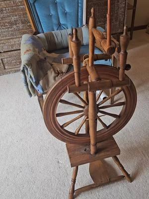 the wood really came to life here! #fyp #handspinnersoftiktok #handspinning #fiberart #spinningwheel 