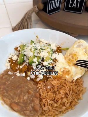 I usually make my sauce with tomatoes but I didn’t have any so we improvised & used a can of EL PATO HOT SAUCE 😋🔥 #chilaquilesrojos #chilaquilerecipe #momof2 #momlife #breakfast #homemade #weekendbreakfast #riceandbeans #elpatosauce #easybreakfastideas #breakfast #familof4 #lazychilaquiles #breakfastrecipes #mexicanfood #mexicantiktok #yummyfood 