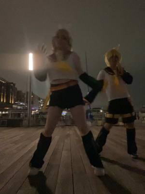 got demoted to lightstick duty after this cuz I couldn’t swing the right way LOLL || Rin: @Rosealin || #kagamine #len #rin #kagaminetwins #kagaminelen #lencosplay #rincosplay #vocaloid #vocaloidcosplay #kagaminerin 