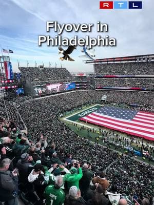 Adler und Jets über dem Stadion in Philly 😍🏈 Die NFL siehst du LIVE bei RTL und auf RTL+ 📺 #rtlnfl #nfl #eagles #flyover #co 