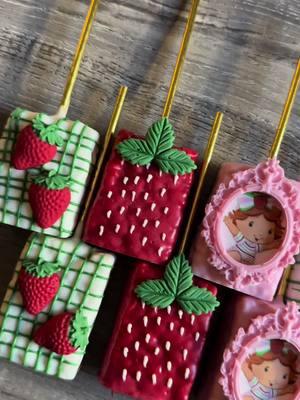 Strawberry Shotrcake Chocolate Covered Treats! #chocolatecoveredtreats #chocolatecoveredstrawberries #cakesicledecorating #cakesiclesoftiktok #cakesicledecorating #cakesicletutorial #chocolatecoveredpretzels #chocolatecoveredricekrispytreats 