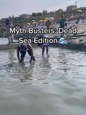 Here everyone floats?? 🤔#deadsea #mythbusters #deadseamask #holyland #travelvlog 