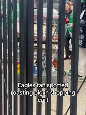 ONLY IN PHILLY: Eagles fan spotted roasting pig in shopping cart while tailgating NFC Championship game🦅  🎥: Frances Patano via Storyful #fox29philly #eagles 