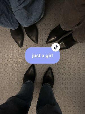 nothing like a little black pointy toe peeping out of your jeans on a saturday night🖤 #girlsnightout #gno #imjustagirl #justagirl #justgirlythings #nightout #goingoutoutfit #blackboots #relatable #mood #girlies 