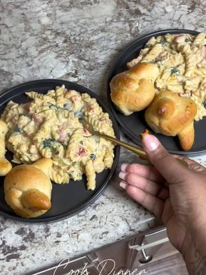 #CapCut S/O to @Desha’s Shop for this rotel chicken pasta recipe …I had to give it a try‼️ Only difference is I used chicken breast instead of thighs and I added cream cheese! Definitely a quick & easy meal!!! #sunday #quickandeasyrecipe #EasyRecipe #sundaydinner #sundaydinnervibes #cooking #pasta #Recipe #easymeals #easymealideas 