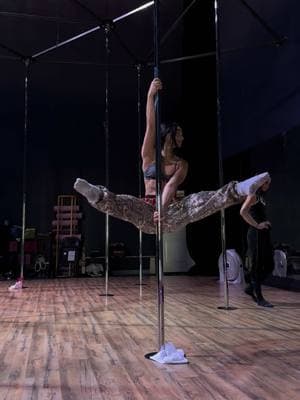 Couldn’t love this class more & the instructor was so amazing 🥹 flexi @lex | lifestyle • wellness feature ❤️‍🔥 #fyp #foryoupage #polefitnessbeginner #polefitness #poledance #Inverted #lasvegas 