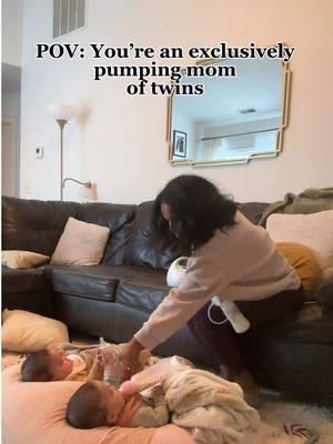 Multitasking at it’s finest #twinmom #momoftwins #twinmomlife #exlusivelypumping 