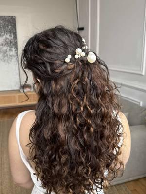 Curls + pearls = unstoppable combo. This bridal look features 22” Chocolate Brown and Chestnut Spiral extensions for effortless volume and bounce. Perfect for your big day or any special occasion. 💎 #bridalhair #curlyhairextensions #bebonia #bride 