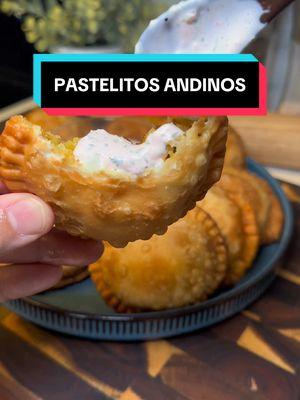 🥟 PASTELITOS ANDINOS 🇻🇪 RECETA FÁCIL  Recuerda guardar y compartir con tu familia y amigos esta deliciosa receta ❤️ Te va a encantar, al final te dejo dos tips muy útiles para esta receta.  ✅Ingredientes para 20 Pastelitos: Para el relleno: 1 cebolla de cabeza 3 dientes de ajo. 1 pimentón. 1 rama de cebollín. 1 rama de cilantro. 1 Cda. De Sazonatodo. Arroz amarillo previamente cocido. 500gr de carne molida. 4huevos cocidos. Para la masa: 500gr de harina de trigo todo uso 220ml de agua. 60ml de aceite. 20gr de azúcar. 10gr de sal.  ‼️Tips Alexcooxs: 1.Una vez tengas la masa lista déjala reposar por 2 horas para que sea mas manejable. 2.Puedes hacerlo con el relleno que quieras. ##pastelitos##pastelitosandinos##pastel##andes##recetas##recetasfaciles##venezuela##venezolanos##venezolanosenelmundo##tachira##merida##trujillo##parati#fyp ##capcut 