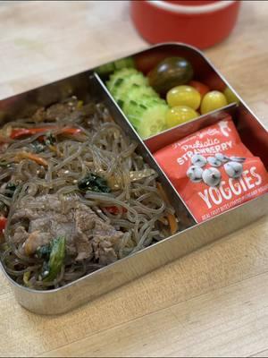 Another day another bento ✌️ . . 👉 The recipe for the Korean glass noodles (Japchae) is available on my website (see link on my profile). . . . . . #lunchbox #lunchboxideasforkids #kidslunchideas #kidslunchbox #kidlunches #schoollunch #japchae #glassnoodles #koreanglassnoodles 